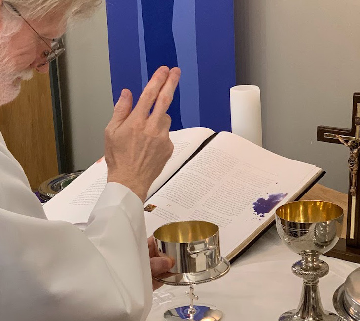 picture of elements on the altar/hands receiving the wafer